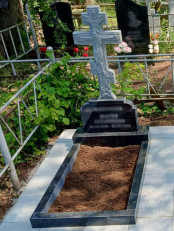 Памятник с вырезом фигуры «Крест»