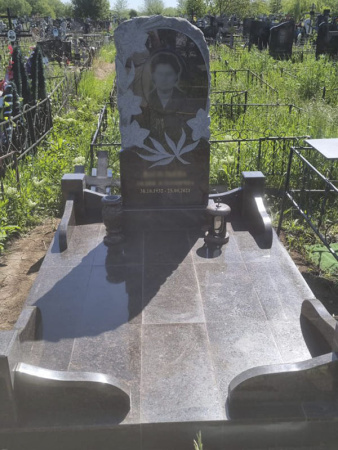 Памятник «С цветами»