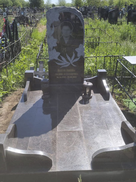 Памятник «С цветами»