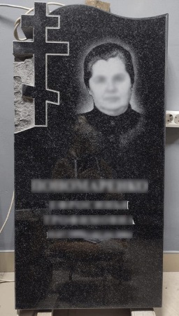 Памятник с вырезом фигуры «Крест»