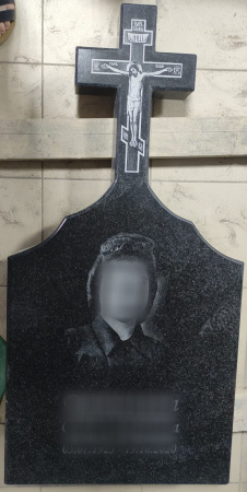 Памятник с вырезом фигуры «Крест»